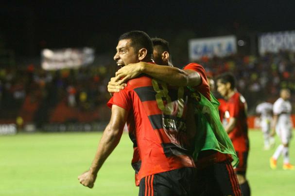 O empate em 1 a 1 entre Sport e São Paulo, nesta quarta-feira, na Ilha do Retiro, foi ruim para os dois lados. As duas equipes precisavam da vitória para se manter afastados da zona de rebaixamento. Pior para o Leão, que, além de ter atuado em casa, ainda tem dois pontos a menos que o Tricolor Paulista. Na próxima rodada, segue pressionado, tendo que atuar fora, contra a Chapecoense