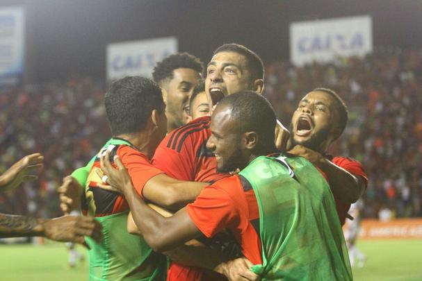 O empate em 1 a 1 entre Sport e São Paulo, nesta quarta-feira, na Ilha do Retiro, foi ruim para os dois lados. As duas equipes precisavam da vitória para se manter afastados da zona de rebaixamento. Pior para o Leão, que, além de ter atuado em casa, ainda tem dois pontos a menos que o Tricolor Paulista. Na próxima rodada, segue pressionado, tendo que atuar fora, contra a Chapecoense