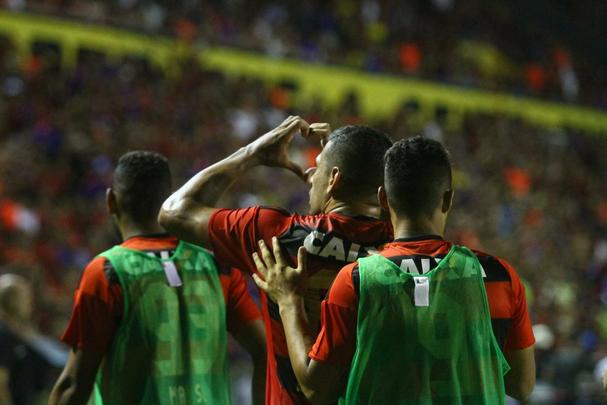 O empate em 1 a 1 entre Sport e São Paulo, nesta quarta-feira, na Ilha do Retiro, foi ruim para os dois lados. As duas equipes precisavam da vitória para se manter afastados da zona de rebaixamento. Pior para o Leão, que, além de ter atuado em casa, ainda tem dois pontos a menos que o Tricolor Paulista. Na próxima rodada, segue pressionado, tendo que atuar fora, contra a Chapecoense
