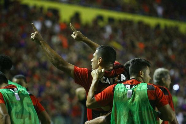 O empate em 1 a 1 entre Sport e São Paulo, nesta quarta-feira, na Ilha do Retiro, foi ruim para os dois lados. As duas equipes precisavam da vitória para se manter afastados da zona de rebaixamento. Pior para o Leão, que, além de ter atuado em casa, ainda tem dois pontos a menos que o Tricolor Paulista. Na próxima rodada, segue pressionado, tendo que atuar fora, contra a Chapecoense