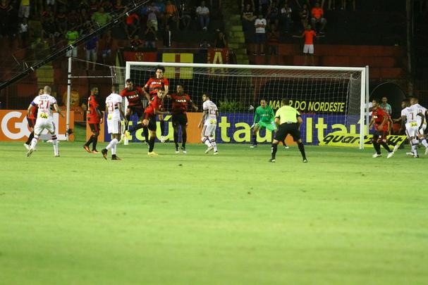 O empate em 1 a 1 entre Sport e São Paulo, nesta quarta-feira, na Ilha do Retiro, foi ruim para os dois lados. As duas equipes precisavam da vitória para se manter afastados da zona de rebaixamento. Pior para o Leão, que, além de ter atuado em casa, ainda tem dois pontos a menos que o Tricolor Paulista. Na próxima rodada, segue pressionado, tendo que atuar fora, contra a Chapecoense