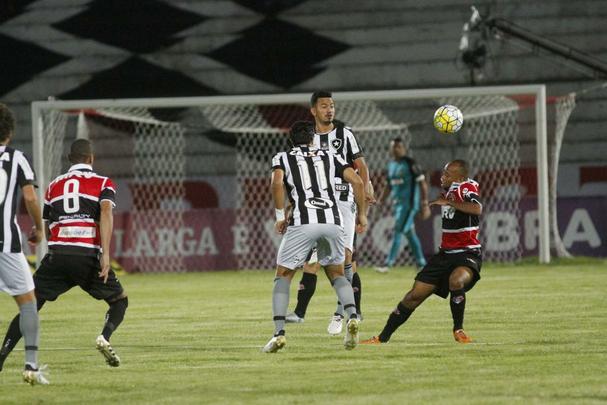 Santa Cruz fez uma partida equilibrada ao longo dos 90 minutos, mas vacilou no fim e sofreu mais um golpe que encaminha o rebaixamento