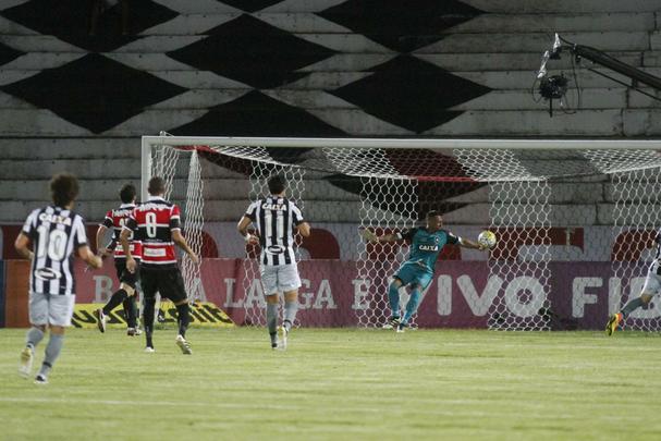 Santa Cruz fez uma partida equilibrada ao longo dos 90 minutos, mas vacilou no fim e sofreu mais um golpe que encaminha o rebaixamento