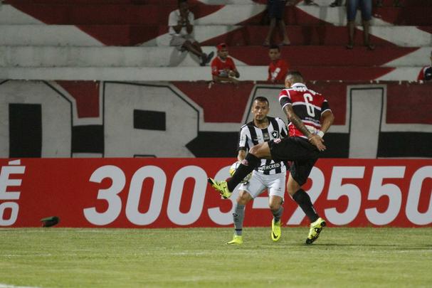 Santa Cruz fez uma partida equilibrada ao longo dos 90 minutos, mas vacilou no fim e sofreu mais um golpe que encaminha o rebaixamento