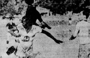 Mocayr e Furlan disputam bola com o rubro-negro Haroldo Praa em lance no Campeonato Pernambucano de 1935 entre Tramways e Sport