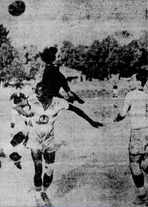 Mocayr e Furlan disputam bola com o rubro-negro Haroldo Praça em lance no Campeonato Pernambucano de 1935 entre Tramways e Sport
