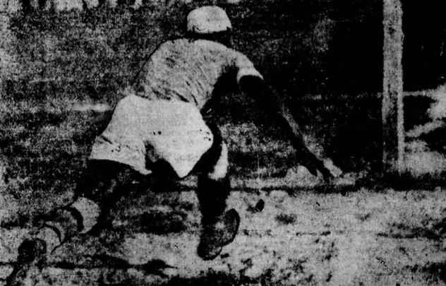 Registro do goleiro Zé Miguel, do Tramways, em partida vencida sobre o Sport por 4 a 2, no campo da avenida Malaquias