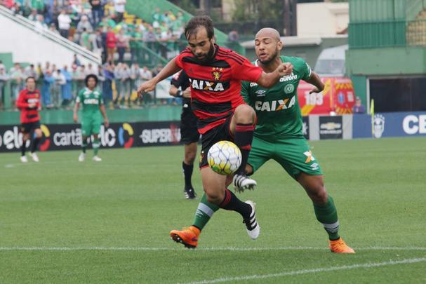 30ª rodada - Chapecoense 3 x 0 Sport: Gabriel Xavier - 2º amarelo (27 min do 2ºT). O Sport perdia por 2 a 0 quando Gabriel Xavier recebeu o segundo amarelo e foi expulso. A primeira advertência foi aos 10 minutos do 1º tempo, por 'dar ou tentar dar uma rasteira ou um calço em um adversário de maneira temerária na disputa da bola'. Aos 27 do 2º, recebeu outra por 'atingir com o braço de forma temerária a cabeça do adversário'.
