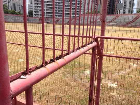 Clube tem investido no reforço da estrutura de concreto armado do estádio. Em paralelo, outras medidas estão sendo planejadas, como a troca do sistema de iluminação e do setor de cadeiras. Quanto ao gramado, último passo da obra, material sintético utilizado na Arena da Baixada agradou a direção