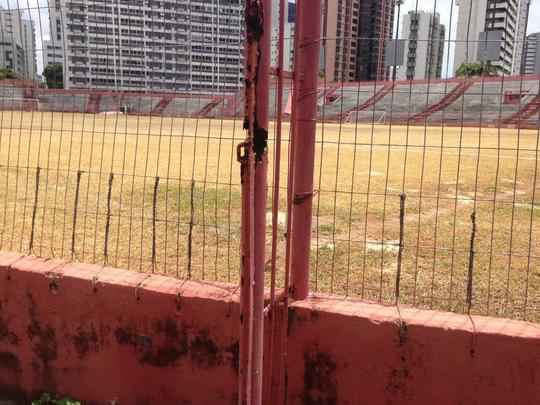 Clube tem investido no reforço da estrutura de concreto armado do estádio. Em paralelo, outras medidas estão sendo planejadas, como a troca do sistema de iluminação e do setor de cadeiras. Quanto ao gramado, último passo da obra, material sintético utilizado na Arena da Baixada agradou a direção