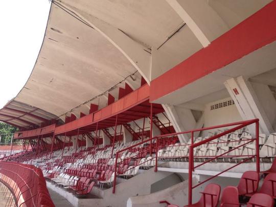 Clube tem investido no reforço da estrutura de concreto armado do estádio. Em paralelo, outras medidas estão sendo planejadas, como a troca do sistema de iluminação e do setor de cadeiras. Quanto ao gramado, último passo da obra, material sintético utilizado na Arena da Baixada agradou a direção
