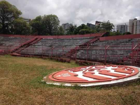 Clube tem investido no reforço da estrutura de concreto armado do estádio. Em paralelo, outras medidas estão sendo planejadas, como a troca do sistema de iluminação e do setor de cadeiras. Quanto ao gramado, último passo da obra, material sintético utilizado na Arena da Baixada agradou a direção