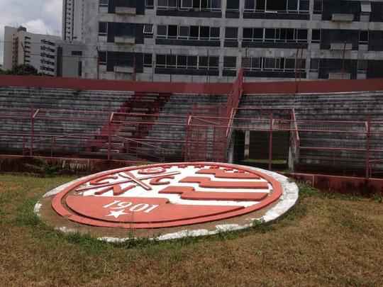 Clube tem investido no reforço da estrutura de concreto armado do estádio. Em paralelo, outras medidas estão sendo planejadas, como a troca do sistema de iluminação e do setor de cadeiras. Quanto ao gramado, último passo da obra, material sintético utilizado na Arena da Baixada agradou a direção