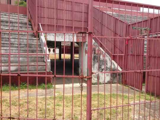 Clube tem investido no reforço da estrutura de concreto armado do estádio. Em paralelo, outras medidas estão sendo planejadas, como a troca do sistema de iluminação e do setor de cadeiras. Quanto ao gramado, último passo da obra, material sintético utilizado na Arena da Baixada agradou a direção
