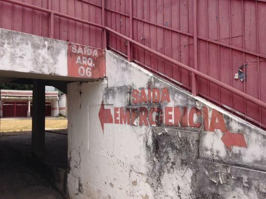 Clube tem investido no reforço da estrutura de concreto armado do estádio. Em paralelo, outras medidas estão sendo planejadas, como a troca do sistema de iluminação e do setor de cadeiras. Quanto ao gramado, último passo da obra, material sintético utilizado na Arena da Baixada agradou a direção