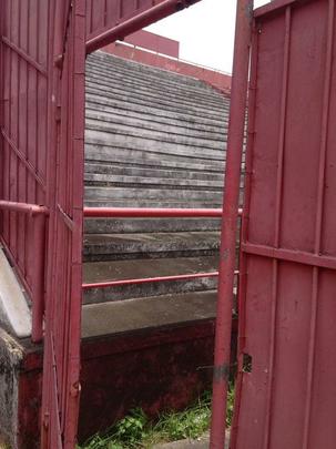 Clube tem investido no reforço da estrutura de concreto armado do estádio. Em paralelo, outras medidas estão sendo planejadas, como a troca do sistema de iluminação e do setor de cadeiras. Quanto ao gramado, último passo da obra, material sintético utilizado na Arena da Baixada agradou a direção