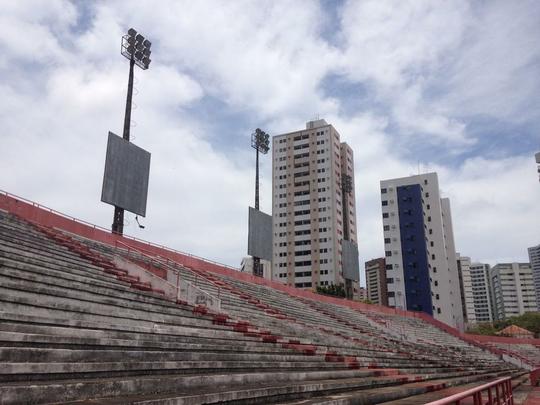 Clube tem investido no reforço da estrutura de concreto armado do estádio. Em paralelo, outras medidas estão sendo planejadas, como a troca do sistema de iluminação e do setor de cadeiras. Quanto ao gramado, último passo da obra, material sintético utilizado na Arena da Baixada agradou a direção