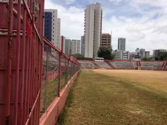 Clube tem investido no reforço da estrutura de concreto armado do estádio. Em paralelo, outras medidas estão sendo planejadas, como a troca do sistema de iluminação e do setor de cadeiras. Quanto ao gramado, último passo da obra, material sintético utilizado na Arena da Baixada agradou a direção