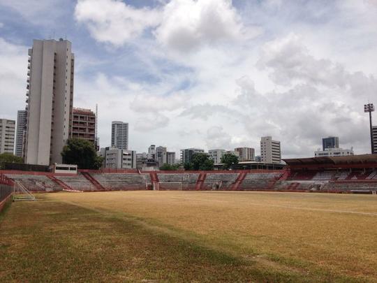 Clube tem investido no reforço da estrutura de concreto armado do estádio. Em paralelo, outras medidas estão sendo planejadas, como a troca do sistema de iluminação e do setor de cadeiras. Quanto ao gramado, último passo da obra, material sintético utilizado na Arena da Baixada agradou a direção