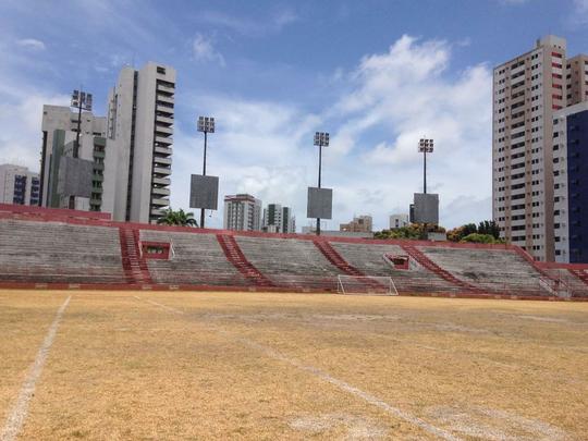 Clube tem investido no reforço da estrutura de concreto armado do estádio. Em paralelo, outras medidas estão sendo planejadas, como a troca do sistema de iluminação e do setor de cadeiras. Quanto ao gramado, último passo da obra, material sintético utilizado na Arena da Baixada agradou a direção