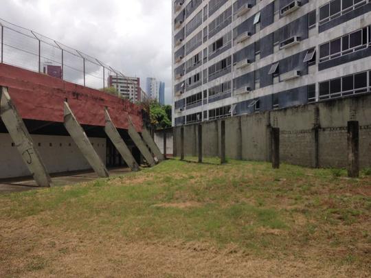 Clube tem investido no reforço da estrutura de concreto armado do estádio. Em paralelo, outras medidas estão sendo planejadas, como a troca do sistema de iluminação e do setor de cadeiras. Quanto ao gramado, último passo da obra, material sintético utilizado na Arena da Baixada agradou a direção