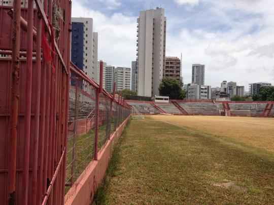 Clube tem investido no reforço da estrutura de concreto armado do estádio. Em paralelo, outras medidas estão sendo planejadas, como a troca do sistema de iluminação e do setor de cadeiras. Quanto ao gramado, último passo da obra, material sintético utilizado na Arena da Baixada agradou a direção