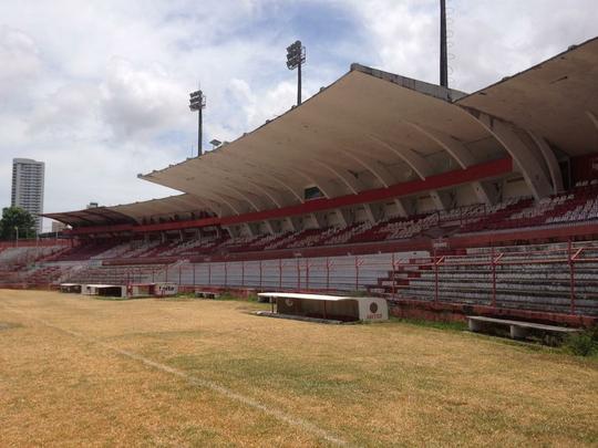 Clube tem investido no reforço da estrutura de concreto armado do estádio. Em paralelo, outras medidas estão sendo planejadas, como a troca do sistema de iluminação e do setor de cadeiras. Quanto ao gramado, último passo da obra, material sintético utilizado na Arena da Baixada agradou a direção