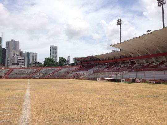 Clube tem investido no reforço da estrutura de concreto armado do estádio. Em paralelo, outras medidas estão sendo planejadas, como a troca do sistema de iluminação e do setor de cadeiras. Quanto ao gramado, último passo da obra, material sintético utilizado na Arena da Baixada agradou a direção