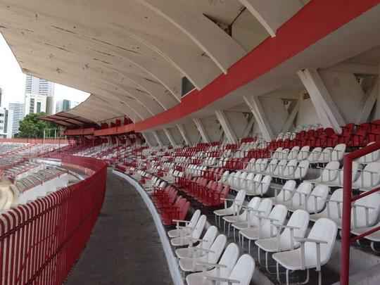 Clube tem investido no reforço da estrutura de concreto armado do estádio. Em paralelo, outras medidas estão sendo planejadas, como a troca do sistema de iluminação e do setor de cadeiras. Quanto ao gramado, último passo da obra, material sintético utilizado na Arena da Baixada agradou a direção