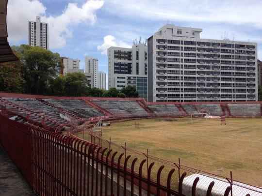 Clube tem investido no reforço da estrutura de concreto armado do estádio. Em paralelo, outras medidas estão sendo planejadas, como a troca do sistema de iluminação e do setor de cadeiras. Quanto ao gramado, último passo da obra, material sintético utilizado na Arena da Baixada agradou a direção