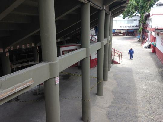 Clube tem investido no reforço da estrutura de concreto armado do estádio. Em paralelo, outras medidas estão sendo planejadas, como a troca do sistema de iluminação e do setor de cadeiras. Quanto ao gramado, último passo da obra, material sintético utilizado na Arena da Baixada agradou a direção
