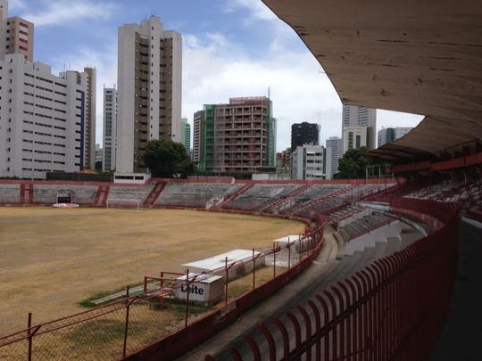 Clube tem investido no reforço da estrutura de concreto armado do estádio. Em paralelo, outras medidas estão sendo planejadas, como a troca do sistema de iluminação e do setor de cadeiras. Quanto ao gramado, último passo da obra, material sintético utilizado na Arena da Baixada agradou a direção