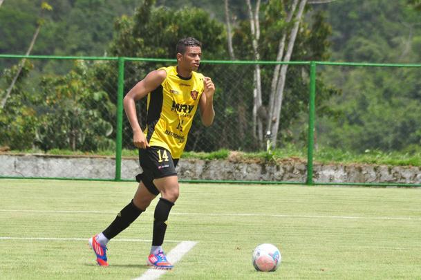 Titular absoluto na Ponte Preta, Reinaldo trabalhou no Leo entre 2012 e 2013. Enquanto na Ilha, esteve longe de ser uma unanimidade entre os torcedores rubro-negros
