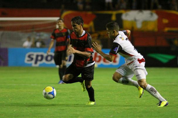 Everton Felipe trabalhou pouco com Eduardo Baptista. Em 2014, antes de se transferir para o Internacional, era titular na Copa do Nordeste com Geninho at Eduardo assumir o time e preterir o prata da casa  poca com 16 anos