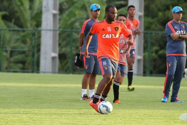 Ronaldo foi lanado por Eduardo Baptista na equipe profissional rubro-negra e  mais um que o treinador conhece bastante de perto