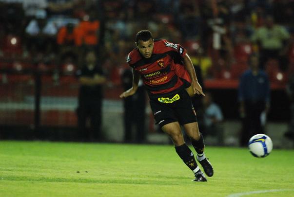 O atacante Roger foi campeo da Copa do Brasil pelo Sport juntamente com Eduardo Baptista, ento preparador fsico do clube comandado pelo tcnico Nelsinho Batista