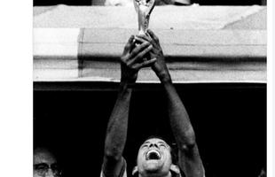 Carlos Alberto teve o gesto imortalizado ao beijar e erguer a taa da Copa do Mundo pela primeira vez na histria