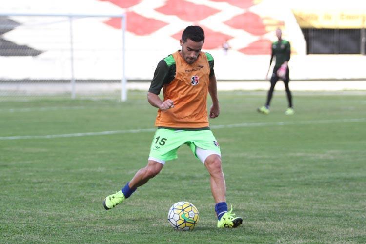 O lateral argentino Gabriel Valls, foi contratado prximo ao trmino da janela de transferncia internacional. No conseguiu ser inscrito a tempo para o Brasileiro e, com a eliminao do Santa na Sul-Americana, ficou impedido de atuar pelo clube na temporada. 