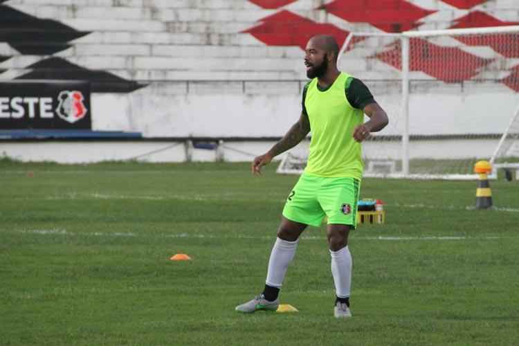 Em sua segunda passagem pelo Santa Cruz, Tiago Costa chegou sob dvidas da torcida. Conquistou a titularidade, mas uma leso ligamentar o afastou dos gramados at o fim da temporada. Condio de machucado obriga clube a renovar contrato com o atleta por pelo menos trs meses.