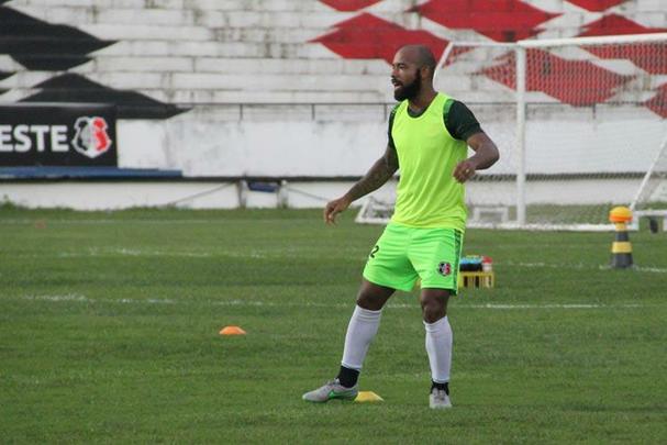 Em sua segunda passagem pelo Santa Cruz, Tiago Costa chegou sob dúvidas da torcida. Conquistou a titularidade, mas uma lesão ligamentar o afastou dos gramados até o fim da temporada. Condição de machucado obriga clube a renovar contrato com o atleta por pelo menos três meses.