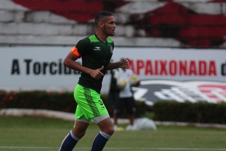 Tido como uma grande promessa do clube e um possvel retorno de investimento financeiro, o zagueiro Nris fez um bom Campeonato Brasileiro, apesar dos tantos gols sofridos pela defesa coral. E s deixou a equipe principal por questes de leso ou suspenso. 