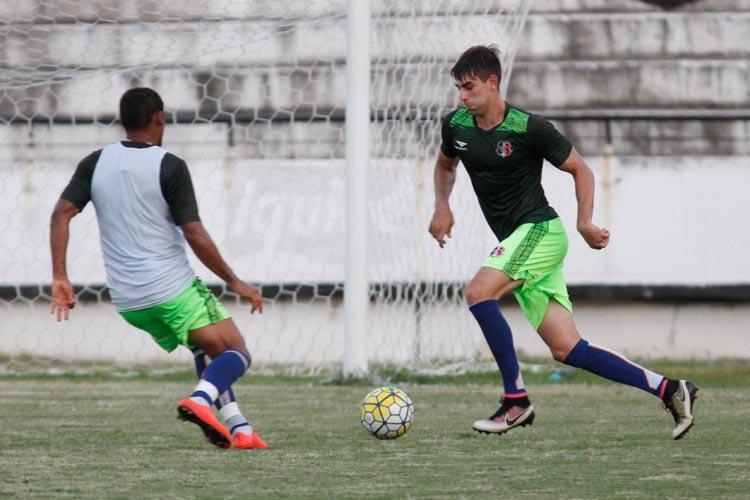 O zagueiro Luan Peres chegou ao Arruda vindo da Portuguesa como uma aposta da diretoria. Teve a sua estreia adiada por problemas familiares e, quando acionado, no correspondeu a expectativa dentro de campo. Chegou a ser utilizado como lateral na equipe, mas tambm no teve um bom rendimento. 