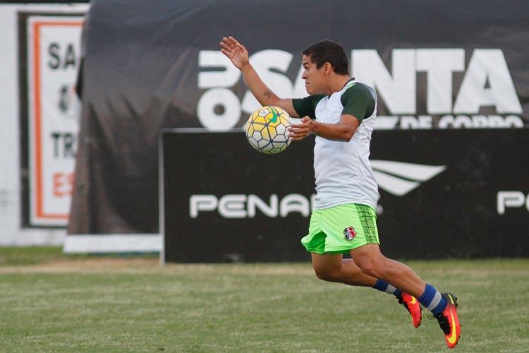 Prata da casa, o meia Renatinho atua pelo Tricolor do Arruda desde 2009. Ao longo dos anos, so 139 jogos disputados, 11 gols marcados e sete ttulos - sendo uma Copa do Nordeste, um Brasileiro da Srie C e cinco estaduais. Alm do aspecto tcnico, uma sequncia de leses o fez perder espao na equipe ao longo da temporada. 