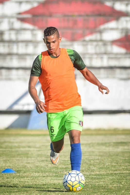 Prata da casa, meia de 19 anos Williams Luz, defendendo o Santa Cruz, esteve em campo em somente duas partidas pelo Campeonato Pernambucano de 2015. Durante a disputa do Campeonato Brasileiro 2016, chegou a ser relacionado por 11 jogos, mas no teve a oportunidade de atuar pelo clube na Srie A. 