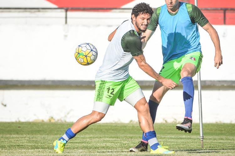 Ainda sob o comando de Martelotte, o avanado Arthur chegou ao Santa no final de 2015 por emprstimo do Londrina at o fim de 2016. Pelo Tricolor, foram 48 jogos disputados e sete gols marcados. Um desses, inclusive, sobre o Campinense no jogo de volta na final da Copa do Nordeste 2016. Tento responsvel pelo empate por 1 a 1 que sagrou o Tricolor campeo do torneio. 