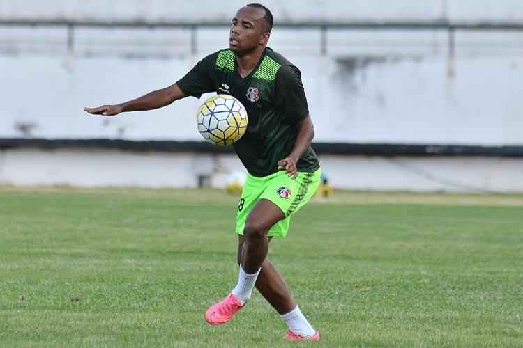 Atacante de 24 anos, Marion chegou ao Santa Cruz em junho de 2016 como mais um reforo para a disputa do Campeonato Brasileiro. Estava jogando pelo Estoril, de Portugal, e pertence ao Atltico-MG. Pelo Tricolor, foram somente dez jogos disputados, titular em apenas trs, e nenhum gol marcado. 