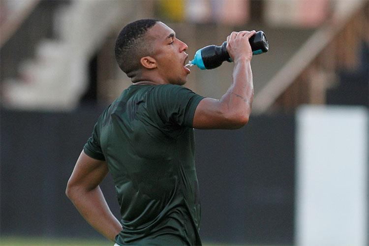 Volante de 24 anos, Danilo Pires assinou contrato com o clube at o final de 2016. Teve uma passagem pelo Tricolor ainda em 2014. Destaque na Srie B daquele ano, o meia esteve em campo pelo Santa em 33 partidas, sendo titular em 29 e marcando sete gols. Neste ano, foram somente dez jogos e nenhum tento marcado.