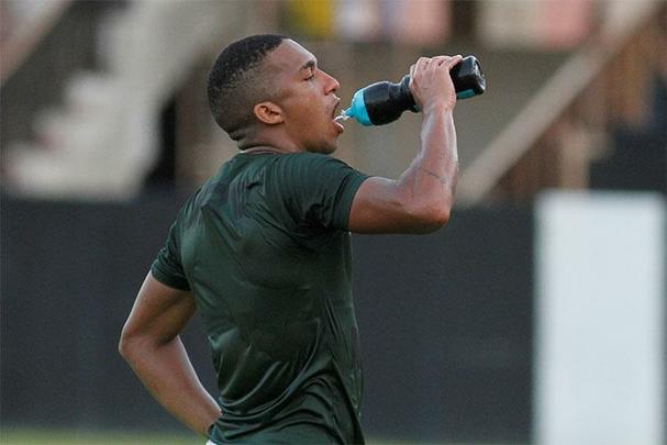 Volante de 24 anos, Danilo Pires assinou contrato com o clube até o final de 2016. Teve uma passagem pelo Tricolor ainda em 2014. Destaque na Série B daquele ano, o meia esteve em campo pelo Santa em 33 partidas, sendo titular em 29 e marcando sete gols. Neste ano, foram somente dez jogos e nenhum tento marcado.