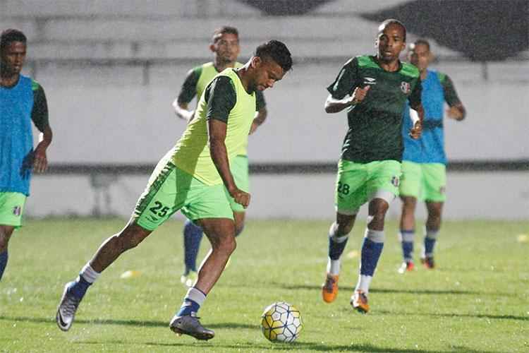 Trazido pelo Santa ainda sob o comando do tcnico Martelotte, o atacante Wallyson viveu um perodo de 'ostracismo' no clube quando Milton Mendes assumiu o cargo, tornando a campo somente aps um ms e meio fora dos gramados. Dessa vez, acionado diante do Vitria pela 22 rodada do Brasileiro, pelo interino Adriano Teixeira. Pelo Tricolor foram 32 jogos disputados e somente dois gols marcados. 