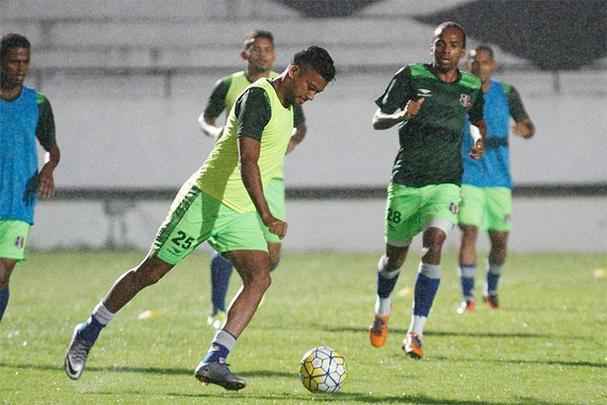 Trazido pelo Santa ainda sob o comando do técnico Martelotte, o atacante Wallyson viveu um período de 'ostracismo' no clube quando Milton Mendes assumiu o cargo, tornando a campo somente após um mês e meio fora dos gramados. Dessa vez, acionado diante do Vitória pela 22ª rodada do Brasileiro, pelo interino Adriano Teixeira. Pelo Tricolor foram 32 jogos disputados e somente dois gols marcados.